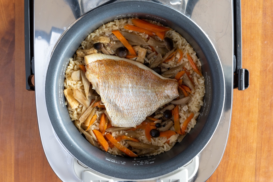 大ぶりな真鯛の半身が入っています