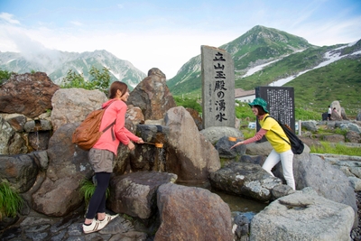 水温は年間を通して、夏でも2~5℃。採水自由