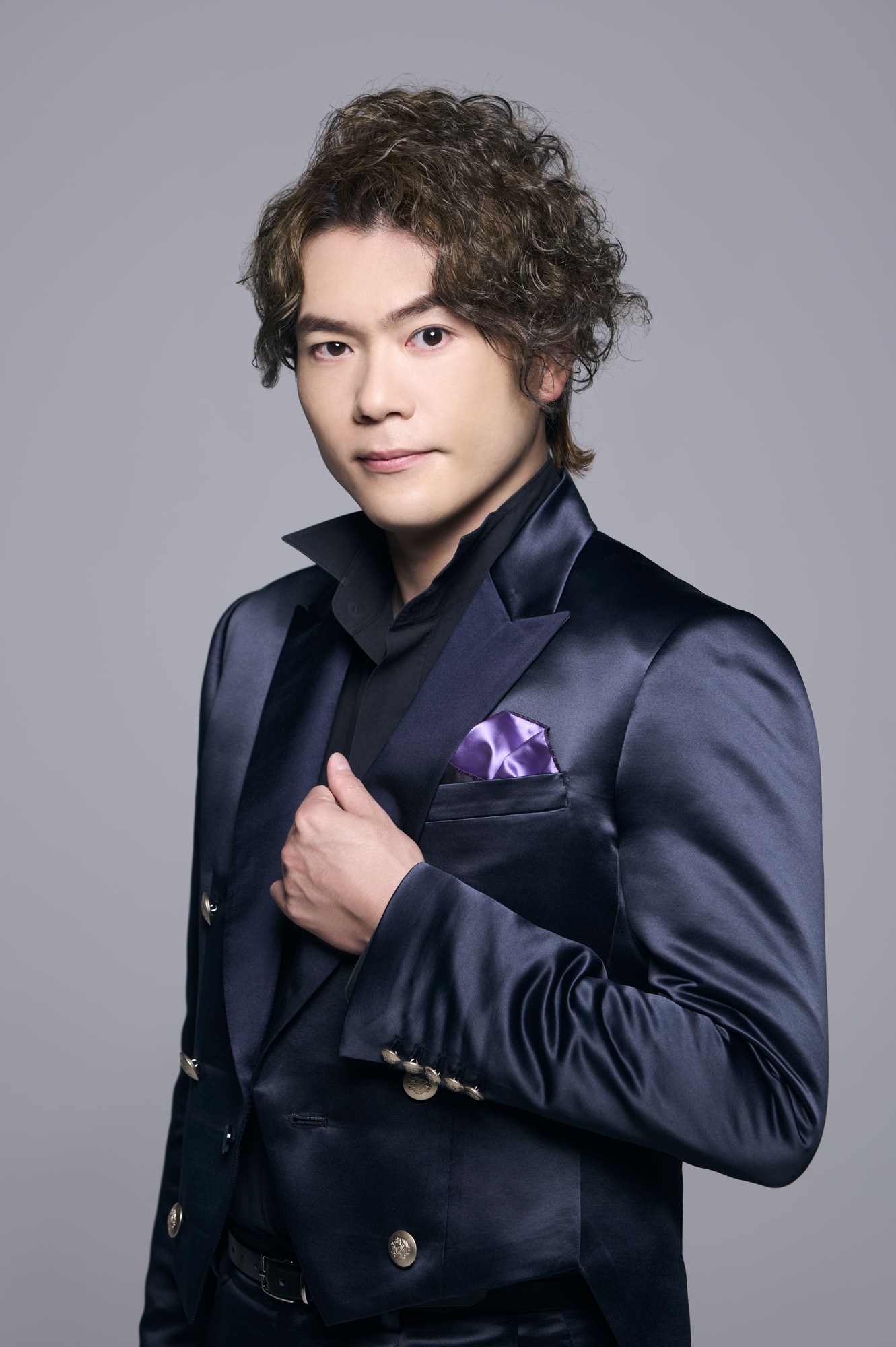 ミュージカル界の “シュガー” こと佐藤隆紀、
即日完売のソロコンサート第２弾が決定！
白と黒の世界に焦点をあてた二面性を感じる選曲に