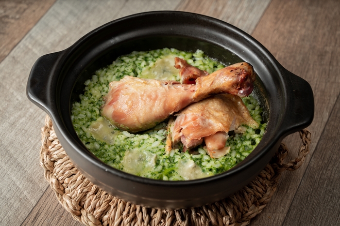 骨付き鶏もも肉とブルーチーズ　土鍋ハーブリゾット(1,628円)