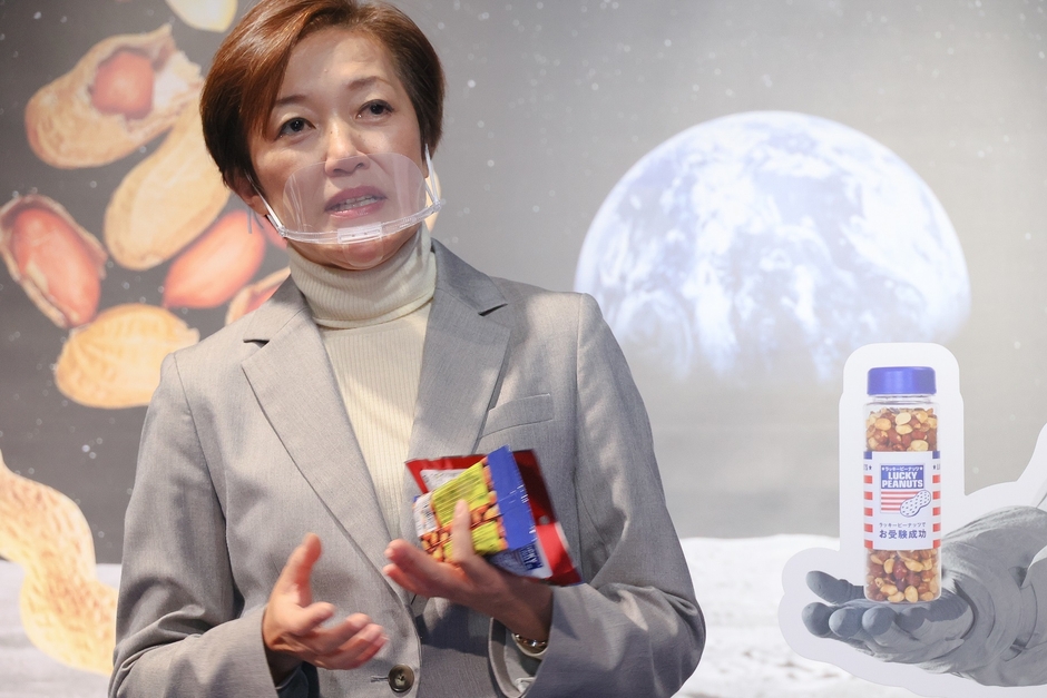 メディア向け内覧会でスピーチをする、アメリカンピーナッツ協会 駐日代表 天野 いず美