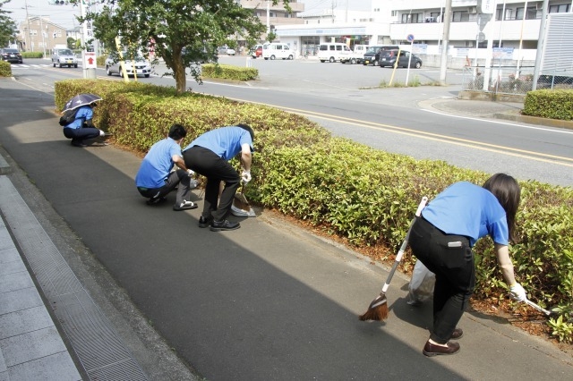 道路清掃とゴミ拾いの様子