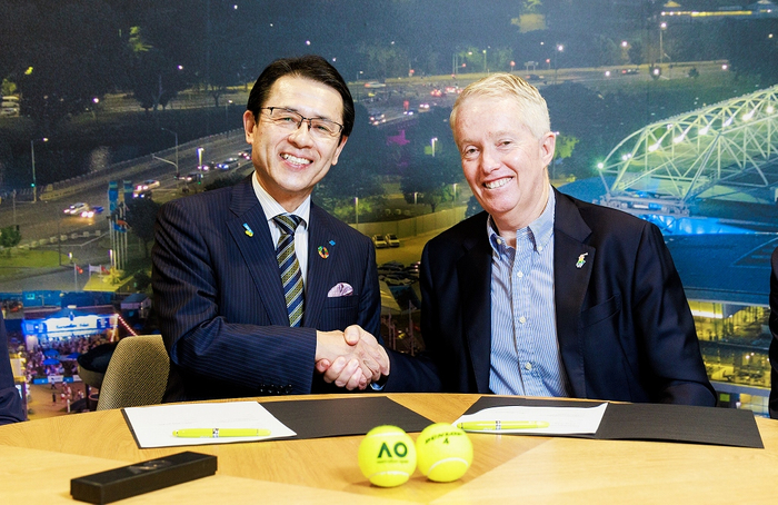 右：テニス・オーストラリア CEO兼全豪オープントーナメントディレクター クレイグ・タイリー氏  左：住友ゴム工業（株）代表取締役社長 山本悟