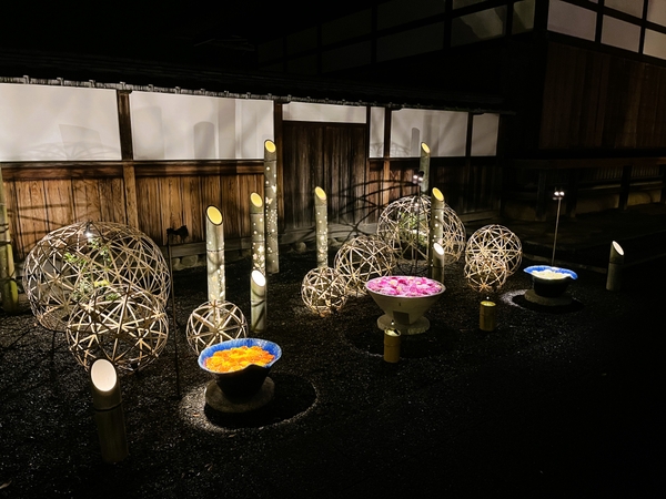 花手水と竹灯り
