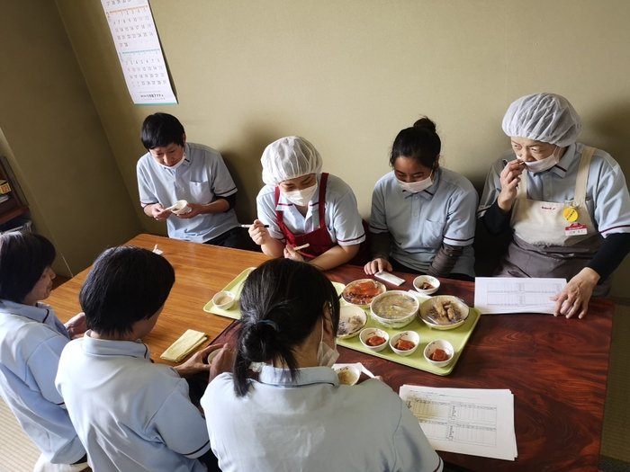 メニュー試食会の様子