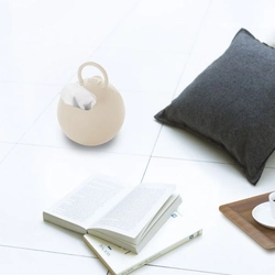 ペットケアやアウトドアで人気の「ポイッとボール」が、 上質なマット質感にリニューアル。 ティッシュペーパーとロールペーパーを選べる。 インテリアに馴染む新3色が登場。