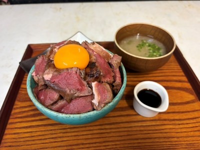 〈限定復活〉ビフトロ丼~小鉢・味噌汁付き~