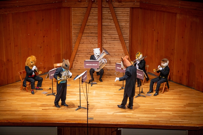 ソロ曲を披露するマレーバク