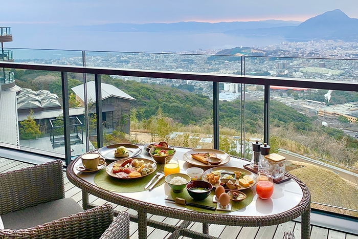 レストランテラスでの朝食（イメージ）