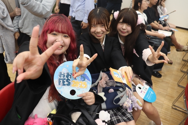 ステージ発表を楽しむ生徒たち(おおぞらFES 関西）