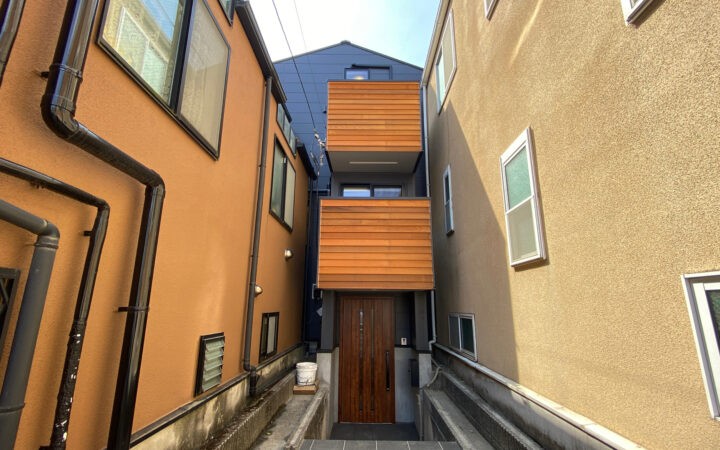 築30年・世田谷区の半地下3階建てをフルリノベーション。長年の雨漏り悩みを克服し、安心と意匠美を両立。