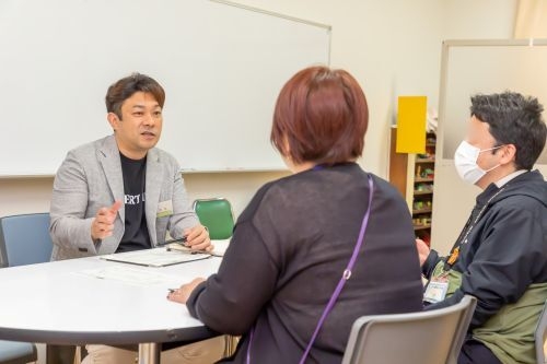 学校の先生と打ち合わせの風景