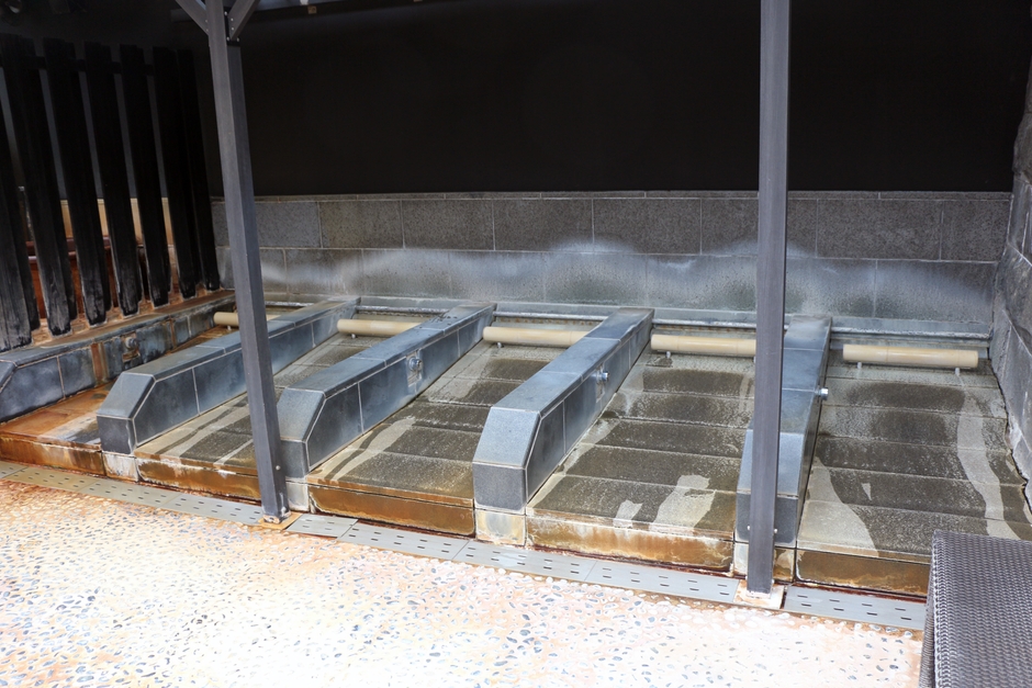 露天風呂エリアにある「寝床」(側面のボタンを押すと水が流れます)