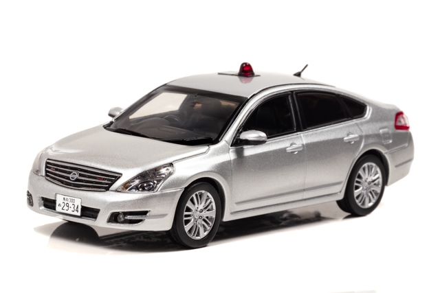左前:1/43 日産 ティアナ 250XV (J32) 2015 鳥取県警察交通部交通機動隊車両(覆面 銀)