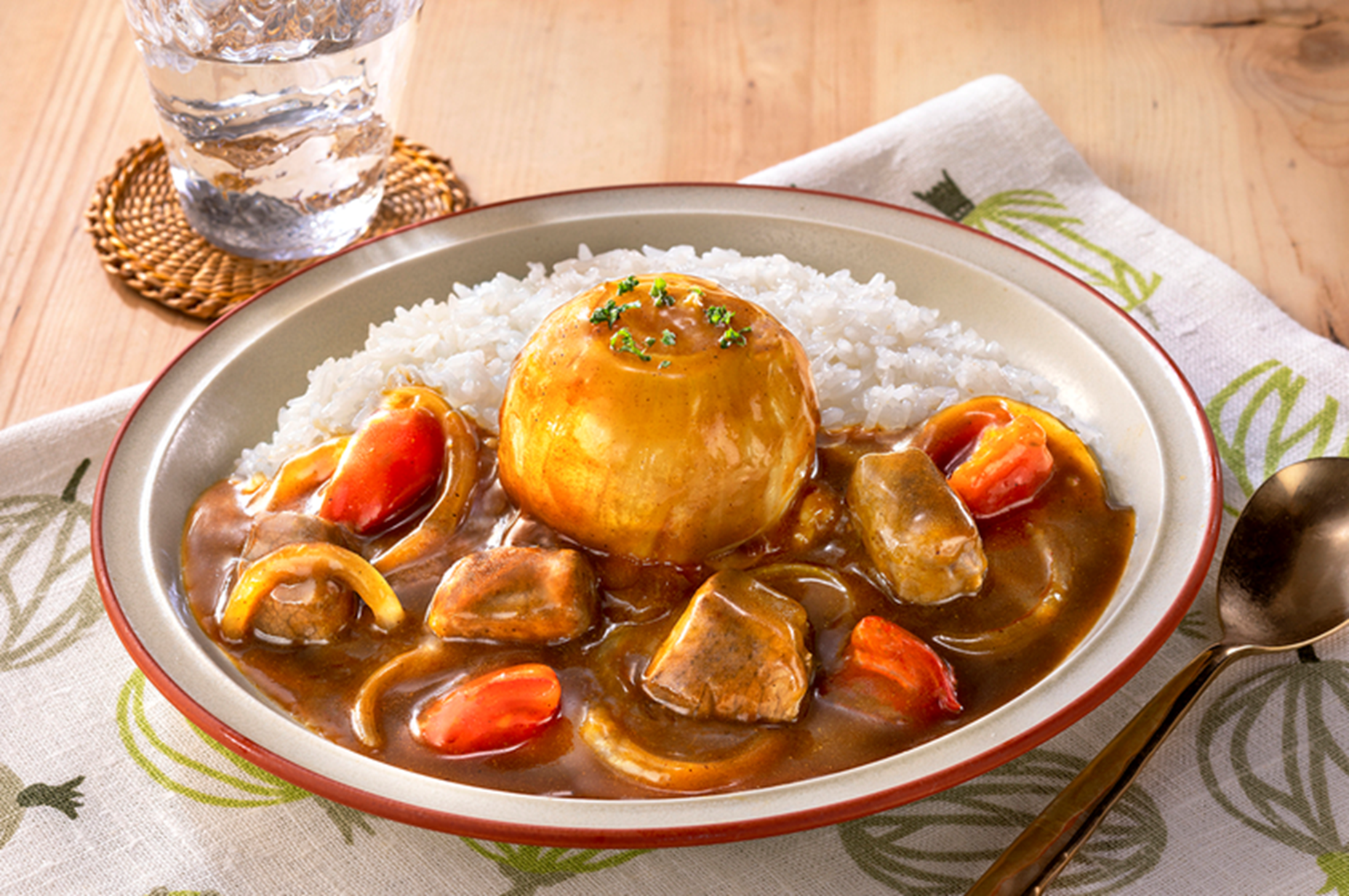 【ハウス食品×ＪＡグループ兵庫】 今年の夏も「淡路島たまねぎ まるごとカレー」企画を実施。 7月1日から8月31日まで関西圏スーパー等にて展開。 「淡路島たまねぎ」と「X-BLEND CURRY」がセットで当たる公式Xキャンペーンも。