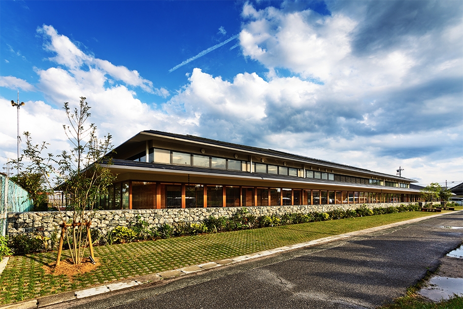 旧園舎の廃材が使われた外構と園舎外観 