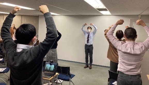 「肩と腰の筋肉を緩めるセルフケア」講座の様子