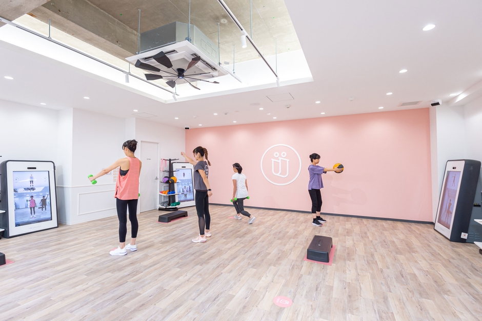 マシンとマシンの間、人と人の間は1.5m以上