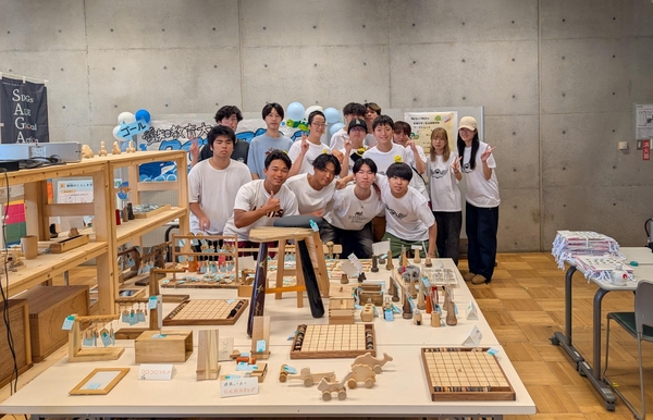 「地球を愛する学園祭」に出展したゼミ生や名古屋聾学校の生徒たち