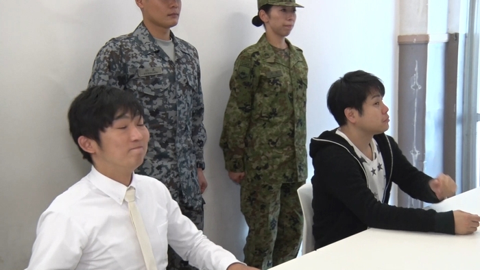 会議室にいるNON STYLEの二人の前に4名の自衛官が迫る！