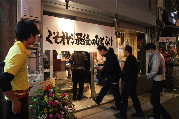 2013年4月13日オープン日の様子 写真左に写っているのがUNCHI社長の松村