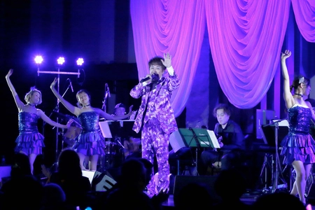 浜 博也、熟練の歌声で魅了！クリスマスディナーショーを開催