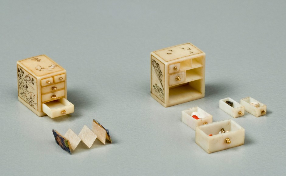 (Photo_16) 象牙箪笥 左の箪笥:0.84×0.55×0.75cm 作:小林礫斎 彫刻:浅野墨谷 左の箪笥の引出しには折本、右の箪笥の引出しには独楽などが入っている。