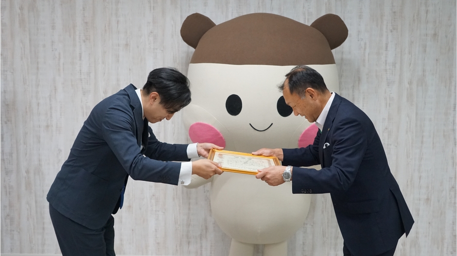 大東建託パートナーズ株式会社への贈呈の様子