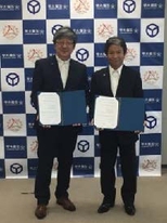 近畿大学学長 細井 美彦(左) 八尾市長 田中 誠太(右)