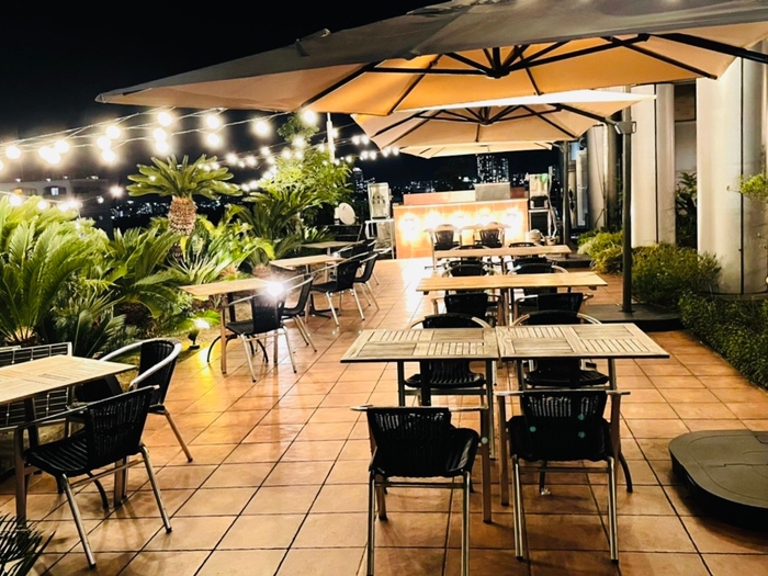 琵琶湖からの夜風が気持ちいいテラス席