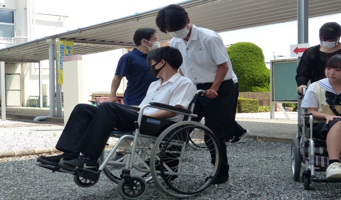 令和6年度（2024年度）オープンキャンパスでの車椅子体験の様子