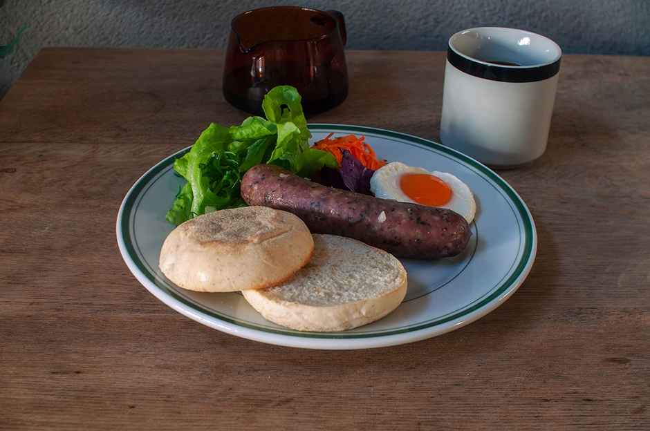 朝食プレート 825円(税込)(予価) イングリッシュマフィン,サラダ,卵,ベーコン,スープ