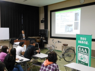 ＜自転車の安全利用促進委員会レポート＞ 暗い夜道の運転でも正しい自転車利用で事故ゼロを目指す！ 大阪府立三国丘高等学校(定時制)にて 『自転車の交通安全教室』を開催しました