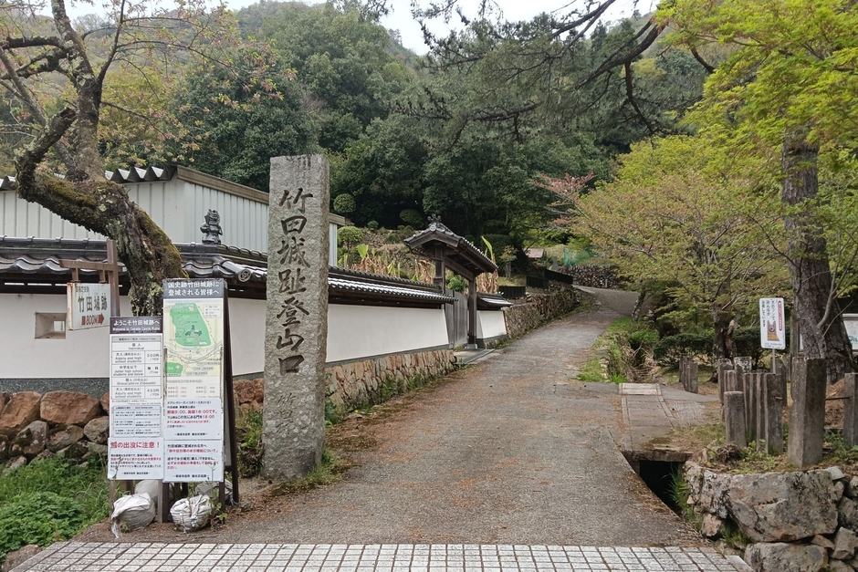 宿屋 天空の裏手側にある、竹田城跡の登山口