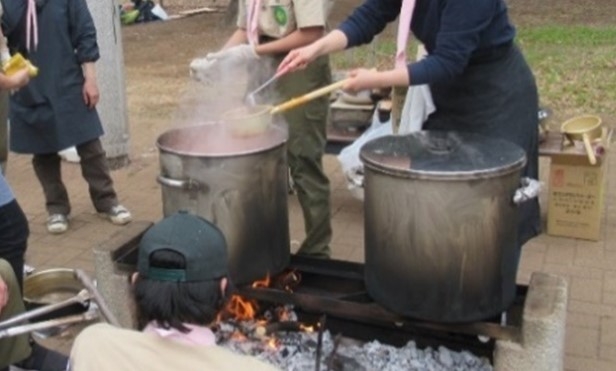 過去のかまどベンチの実演の様子