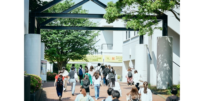 会場となる横浜キャンパス9号館に向かう南門