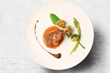 大阪から列車で2時間半・東京からは3時間、1泊2日のおとな旅
初めて訪れてもどこか懐かしい、ご褒美の待つ港町へ
福井・三国湊の伝統的な町家ホテル「オーベルジュほまち 三國湊」で味わう、ミシュランフレンチ