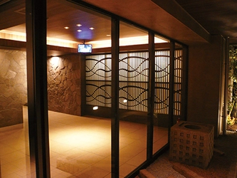【納入事例レポート】あ、ここにも杉田エース！Vol.190福岡市南区向野にある新築賃貸マンションのエントランスに「Shade WALLハンガータイプ」を納入しました。レーザーカットによる様々なデザインを施したおしゃれなアートパネルは、エントランスに高級感を演出しました。今後、楽しみな商品です。