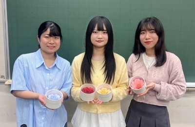 商品開発に携わった西川ゼミナールの学生たち