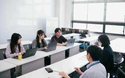 学生がイベント企画について打ち合わせを行う様子