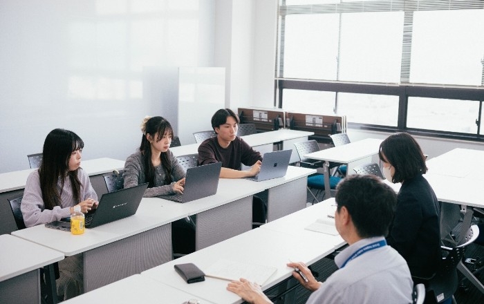 学生がイベント企画について打ち合わせを行う様子