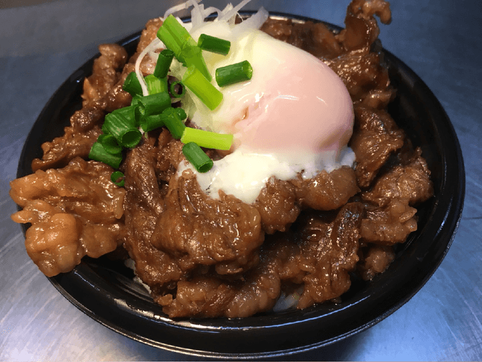 博多名物　牛スジ煮込み丼