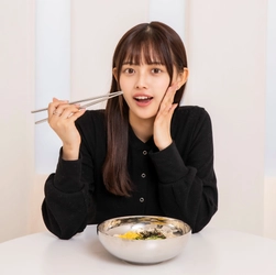 Qoo10 Presents「ドラマ観ながら、なに食べよ？」　 森 日菜美もびっくり！「インスタント？生麺みたい！」　 心までホッと温まるククスで、寒い冬でもほっこり！