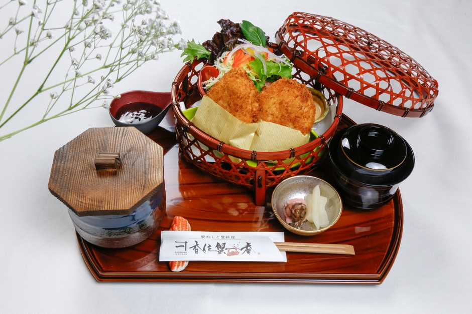 「香住ガニクリームコロッケ」1,480円。自家製の熱々コロッケ定食。