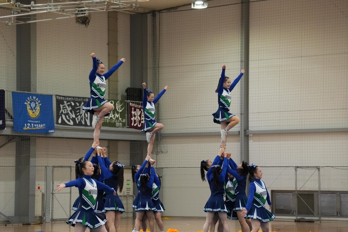 調印式後のパフォーマンス（チアリーディング部）