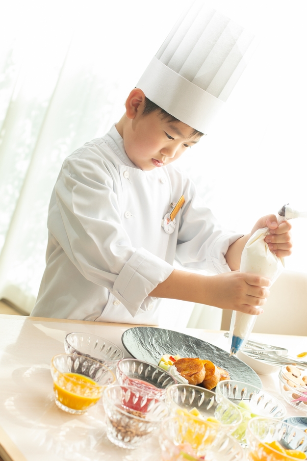 朝食のフレンチトーストをデコレーション