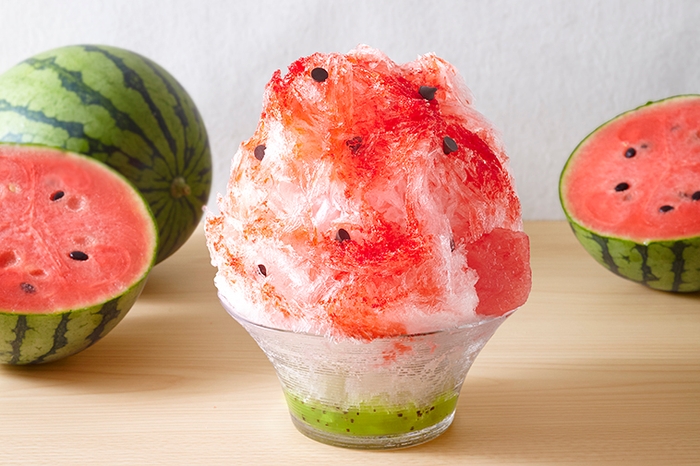 見た目もすいかそっくり!『鎌倉屋』かき氷「すいか」甘劇すいか付き/980円(税込) 国産すいか付き/800円(税込)