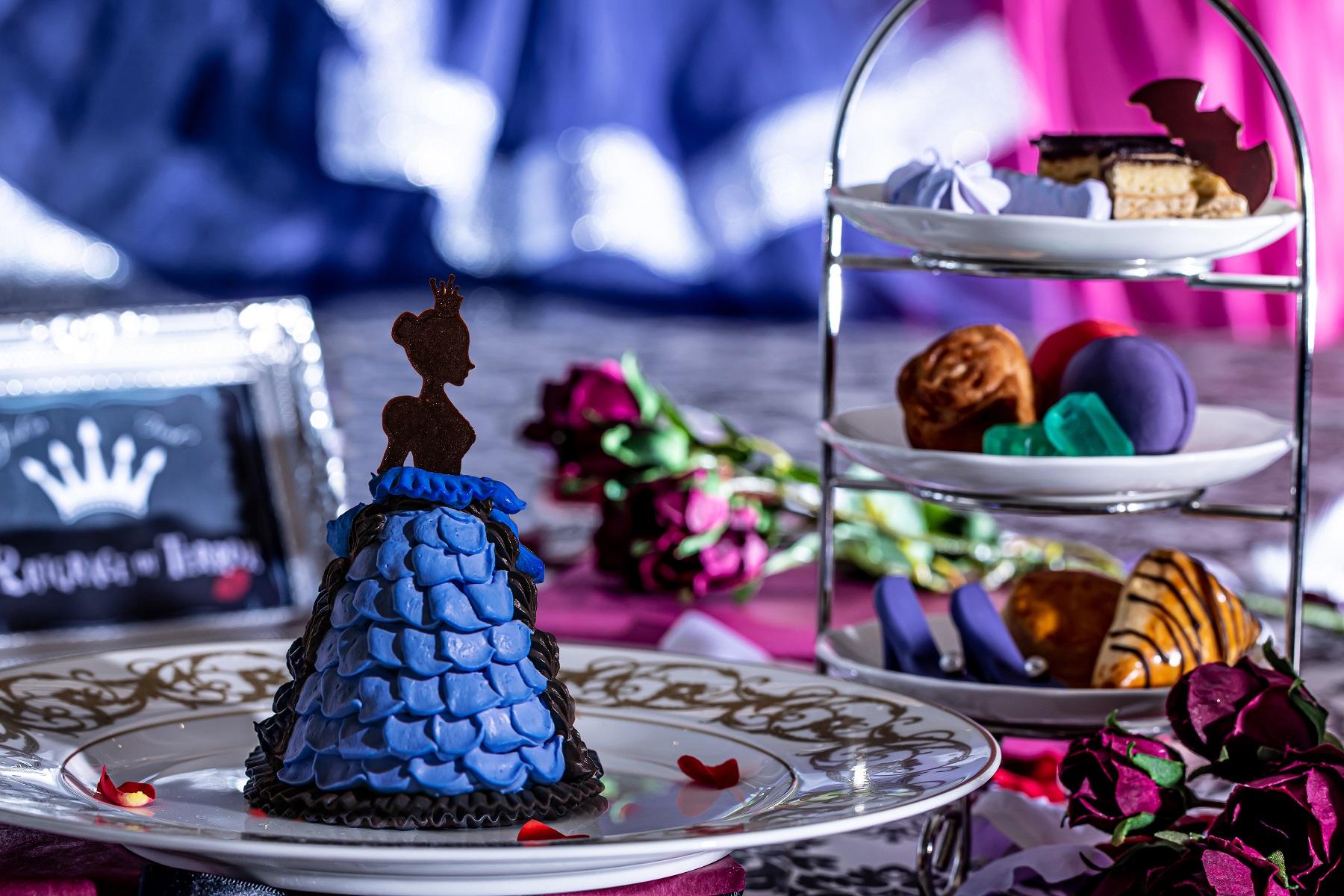 ミステリアスなヴィランズ(悪役)の世界をスイーツで表現!ダークプリンセスのドレスケーキからはじまる、ダーク&スイートなアフタヌーンティーをご堪能