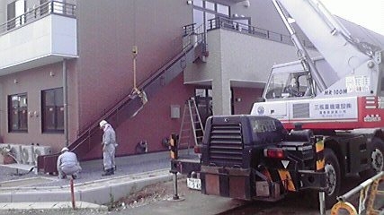 避難滑り台 施工中