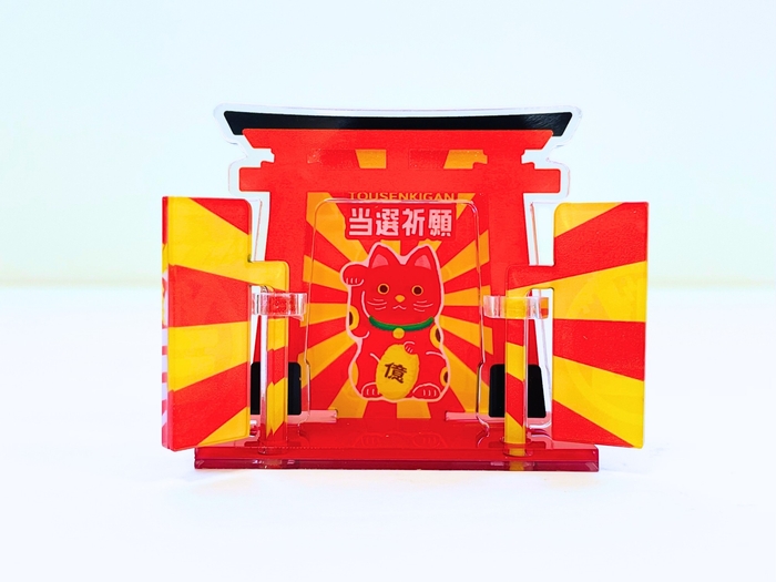 観音開きの扉を開くと、可愛い招き猫が描かれている